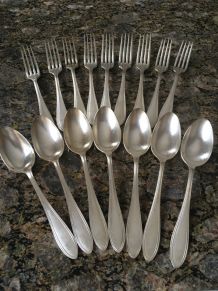 9 fourchettes et 7 cuillères à soupe en métal argenté