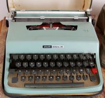 Machine à écrire Olivetti Lettera 32 en très bon état