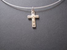 Ancienne petite croix ,en métal blanc avec raz de cou 
