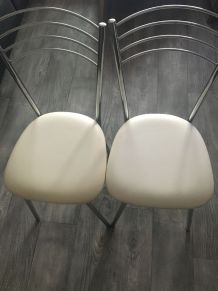 Ensemble de 2 très belles chaises assise en skaï blanc, piét