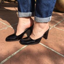 Mules en cuir vernis noir 