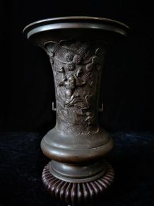 Vase en bronze fin XIXème 
