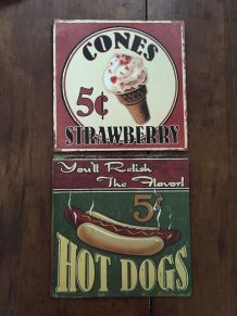 Deux plaques en métal hot dog et cones à la fraise.