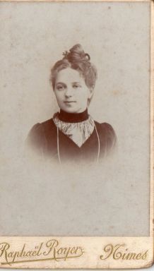 photo ancienne femme au chignon vers 1900