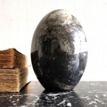 Ancien œuf en marbre noir poli