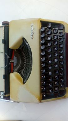 Machine à écrire Olympia avec sa housse