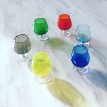 Verres à cognac multicolores