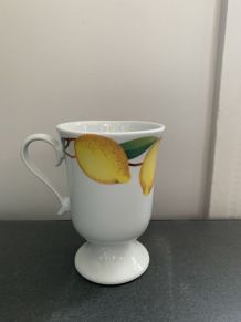 Petit mazagran en faïence blanche décoré de citrons