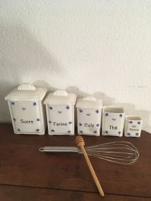 5 pots à épices en faience blanche et petites fleurs bleues.
