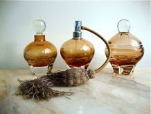 3 flacons de parfumerie en verre très épais datant des sixti