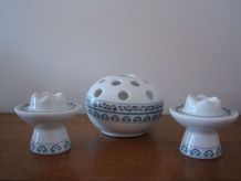 Pique fleurs et 2 bougeoirs assortis en céramique décorée