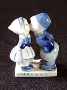 Figurine "premier baiser" en porcelaine