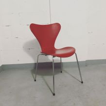 ARNE JACOBSEN pour FRITZ HANSEN Chaises « série 7 ». 