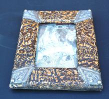 Cadre à poser en carton bouilli et métal argenté. 16 x 12 cm