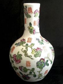 Chine, vase soliflore en porcelaine . 15 cm.
