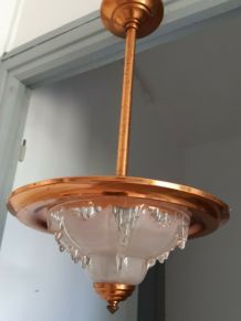 suspension art deco ezan cuivre et verre moulé  hauteur 50cm