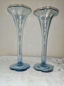 Duo de vases anciens bleus forme corolle 