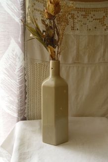 Ancienne bouteille en grès beige grisé octogonale