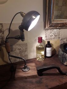 Lampe art récup avec  phare de moto et vilebrequin anciens