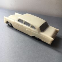 ANCIEN MODELE REDUIT VOITURE  “TCHAÏKA” EN BAKELITE CCCP 