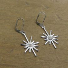 Boucles d'oreilles soleil, métal argenté, perles nacrées