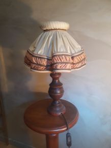 lampe  en bois tourner  et abat jour 1930  tissus et gallon 