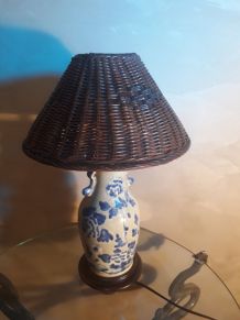 lampe  asiatique   peint a la main  fleur naive avec abajour