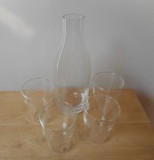 4 gobelets et carafe  (0,65l) en verre transparent