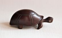 Adorable petite tortue en bois foncé. Vintage.