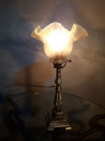 petite lampe bronze de chevet  et sa belle tulipe opaque  et