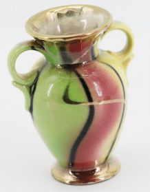 Vase foreign en céramique