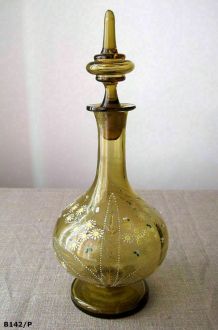 Belle carafe ancienne en verre soufflé de couleur et émaillé