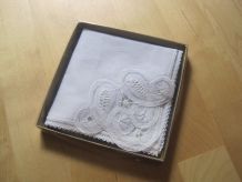 mouchoir brodé neuf taille 21.50 cm x 21.50 cm dans sa boite