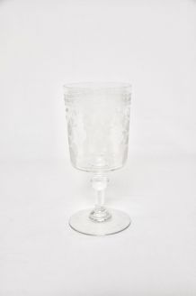  1 verre à pied monogrammé M