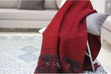 Plaid vintage fait main en laine rouge avec franges noirs