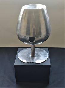 Une fontaine à boisson design en aluminium brossé