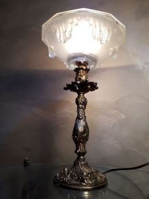 lampe style bronze patiné  et son verre opaque façon givré  