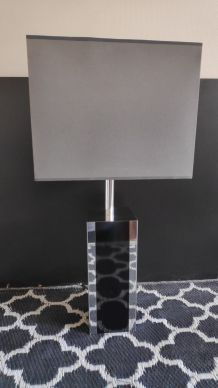 grande lampe avec pied noir et gris carré et abat-jour gris