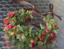 Couronne de fleurs roses et feuillage