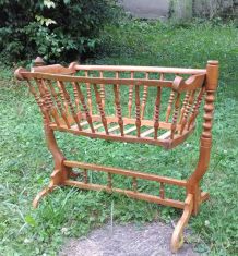 Ancien berceau en bois sur pied (bercelonette)