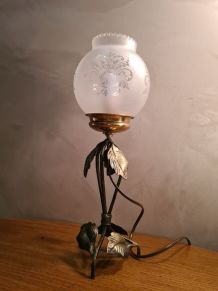 lampe fer forgé art deco  patiné or avec  son verre opaque d