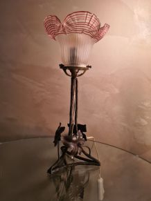 lampe  fer forgé  1900  verre  dentelle pressé et moulé  a l