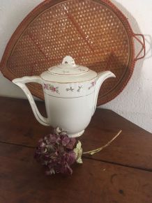 Cafetière porcelaine à la bordure fleurie.