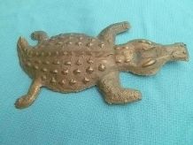 crocodile en métal moulé , vintage