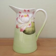 Pichet  Vintage en Céramique avec un Motif de Fleur de Nénuf