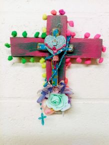 Crucifix mural kitsch et coloré avec chapelet