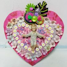 Christ sur un cœur mural kitsch et coloré avec chapelet
