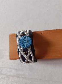 Bracelet en tissu skaï bleu marine brodé,bouton bleu fleurs 