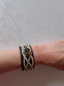 Bracelet en tissu noir brodé ,des clous or &amp; un bouton montr