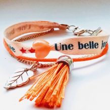 Bracelet ruban orange, chaine, breloques, pompon